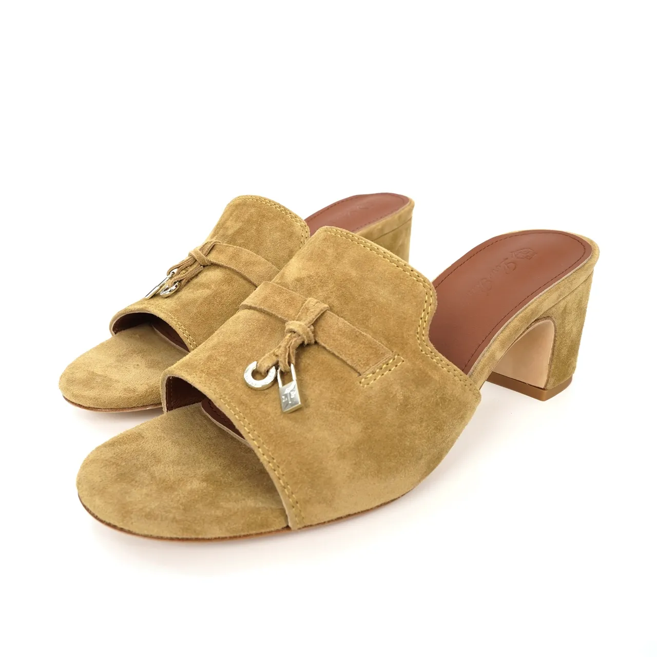 👟👟Ex-factory price 440👟👟 Genuine leather sole +30 suede sheepskin slippers with a strap decorated with Loro Piana My Charms charms and decorated with tone-on-tone stitching. Sophisticated and feminine, it pairs well with both city and resort looks. For those looking for an elegant upgrade, the summer glamor slipper is known for its slim open-back silhouette. size: 35-44 (custom-made sizes 43 and 44 are non-returnable) Upper: imported suede sheep leather (sheep), cowhide ostrich pattern, cowhide snake pattern Lining: imported high-grade mixed sheep silk Heel height: 5.5CM